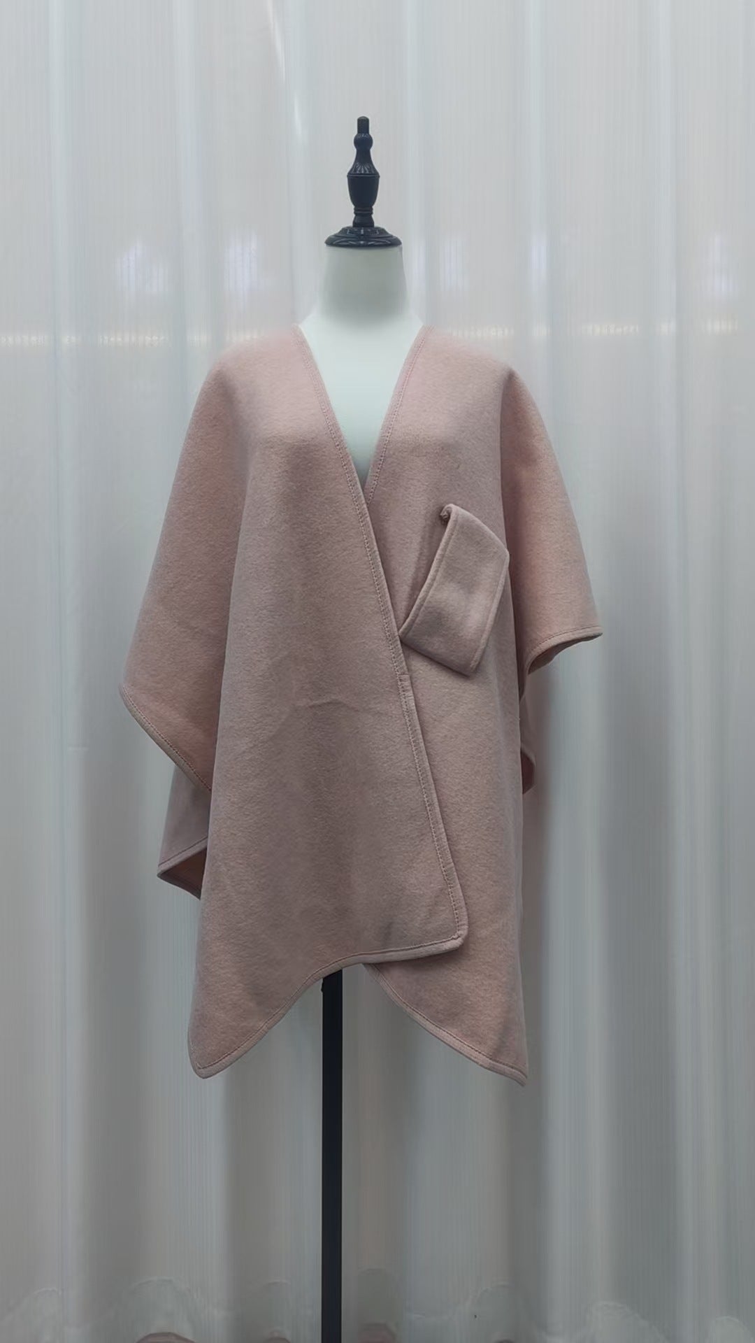 Cardigan, cape et châle tricotés avec col en fourrure et pompon en fourrure