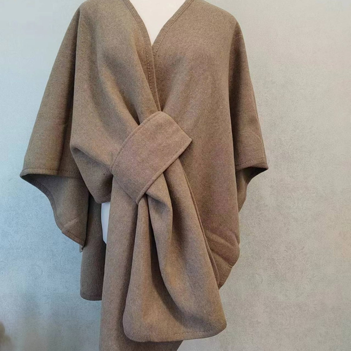 Cardigan, cape et châle tricotés avec col en fourrure et pompon en fourrure