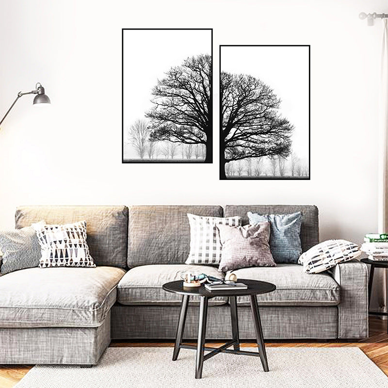 Peinture murale décorative pour le mur derrière le canapé, arbres d’hiver en noir et blanc, style moderne